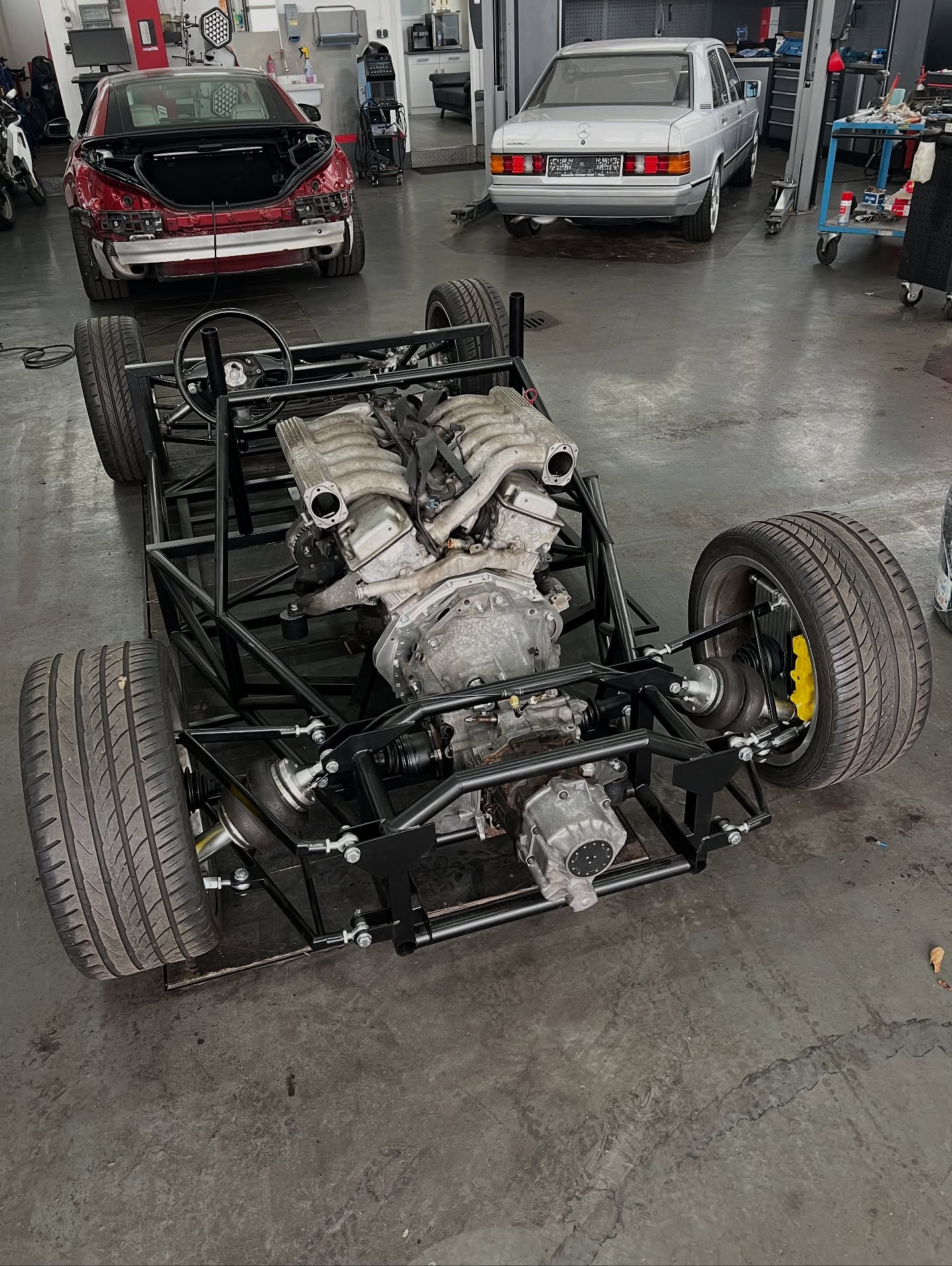 V12-Chassis im Aufbau