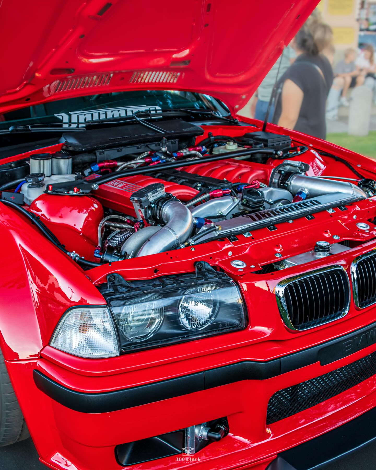 Motorraum des E36 V12 BiTurbo, offen