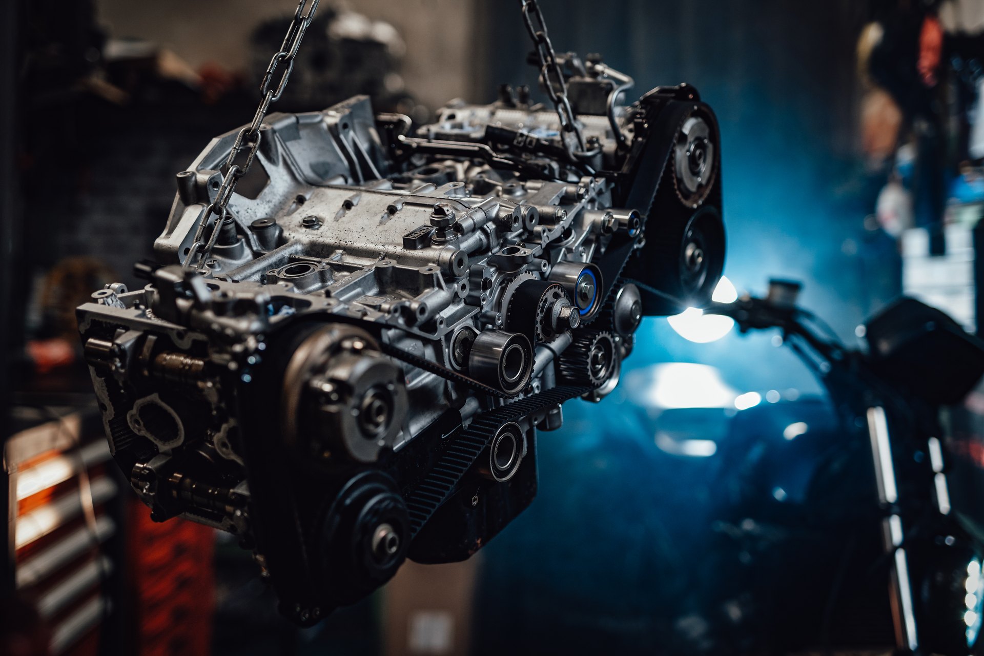 Kompletter Motor, haengend am Werkstattkran