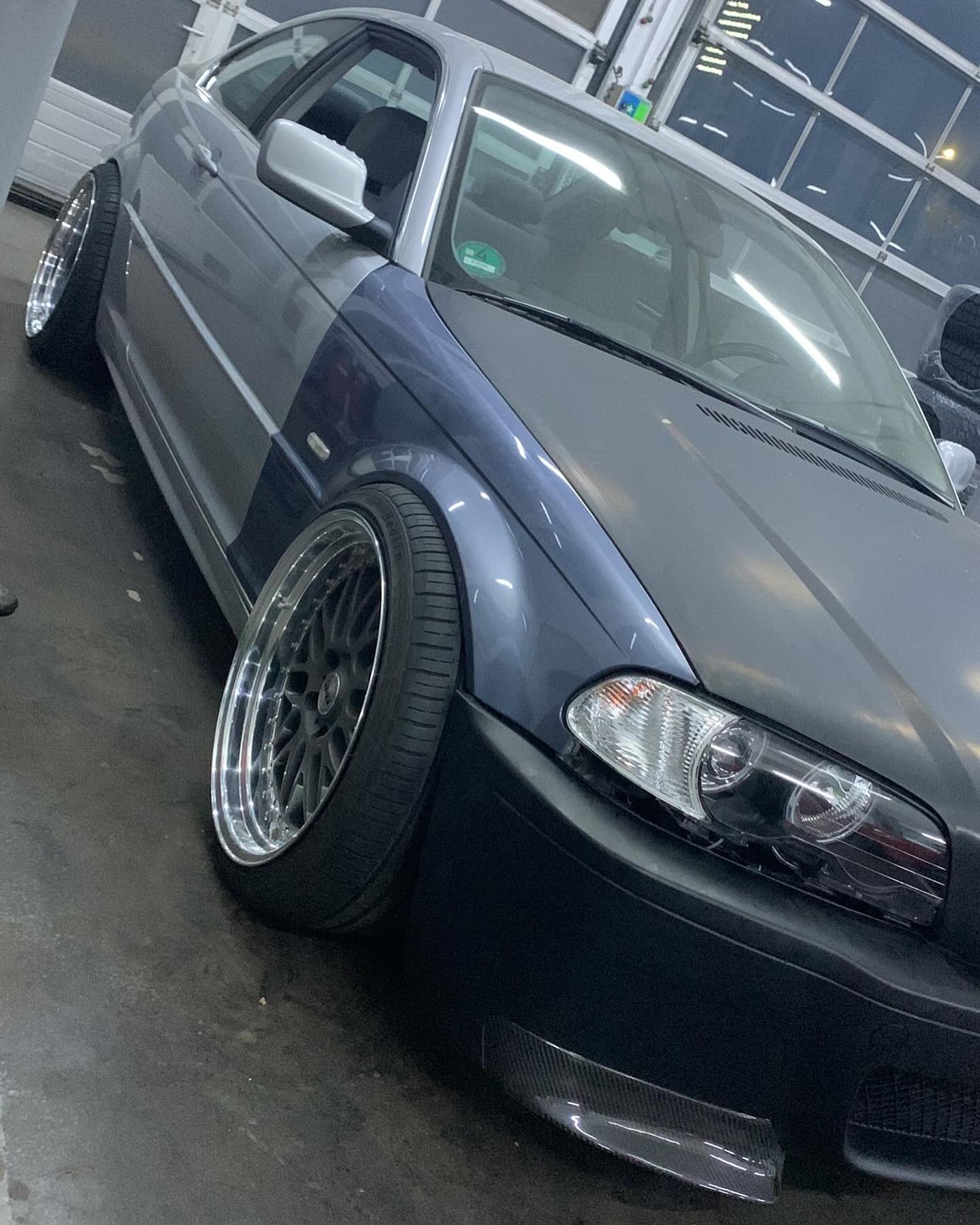 Tiefergelegter BMW E46 auf mehrteiligen Felgen in der Kfz-Meisterwerkstatt Unlimited Auto in Weiden