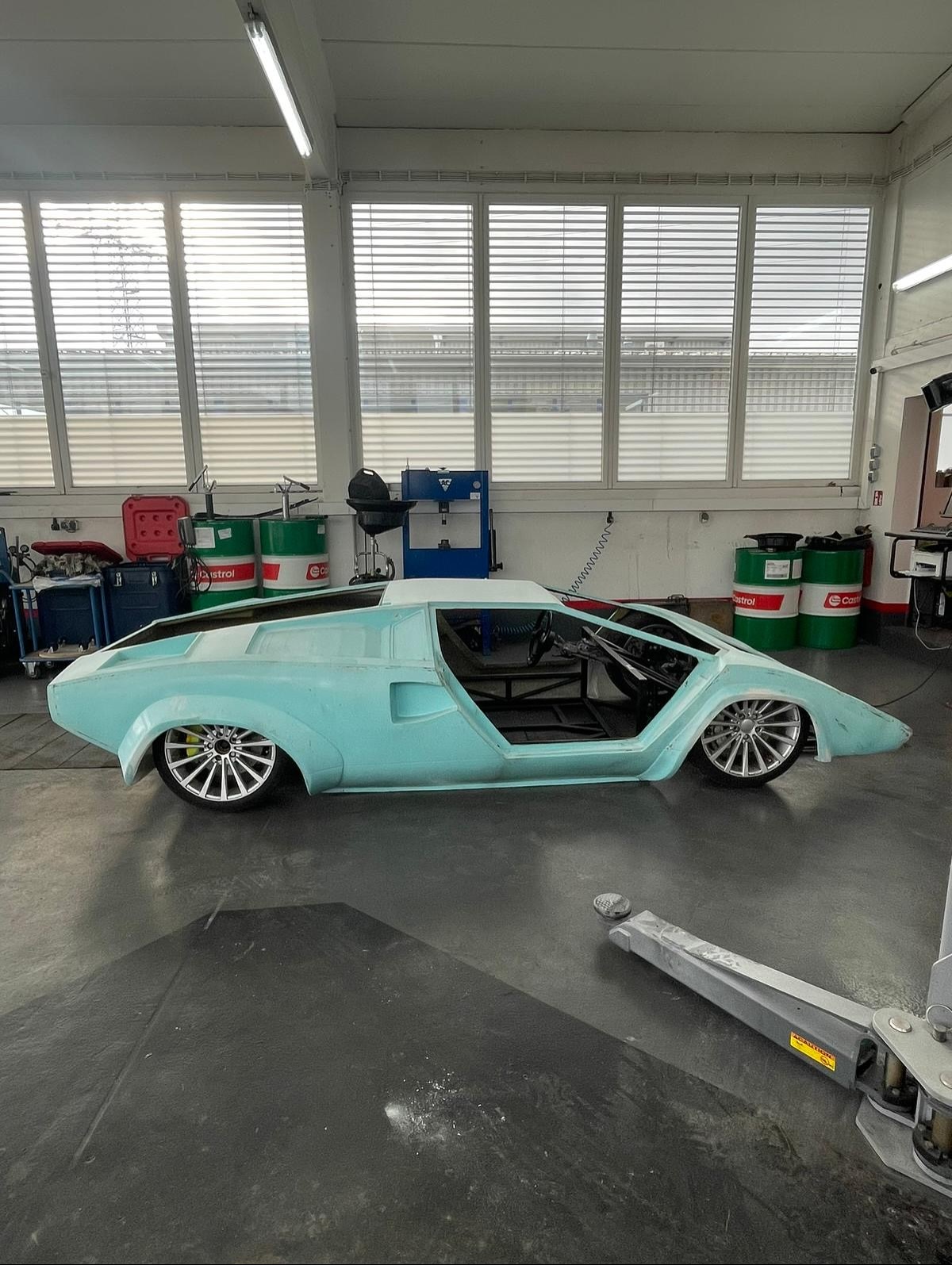 Lamborghini Countach REPLICA im Rohbau bei Unlimited Auto, Kfz-Meisterwerkstatt Weiden in der Oberpfalz