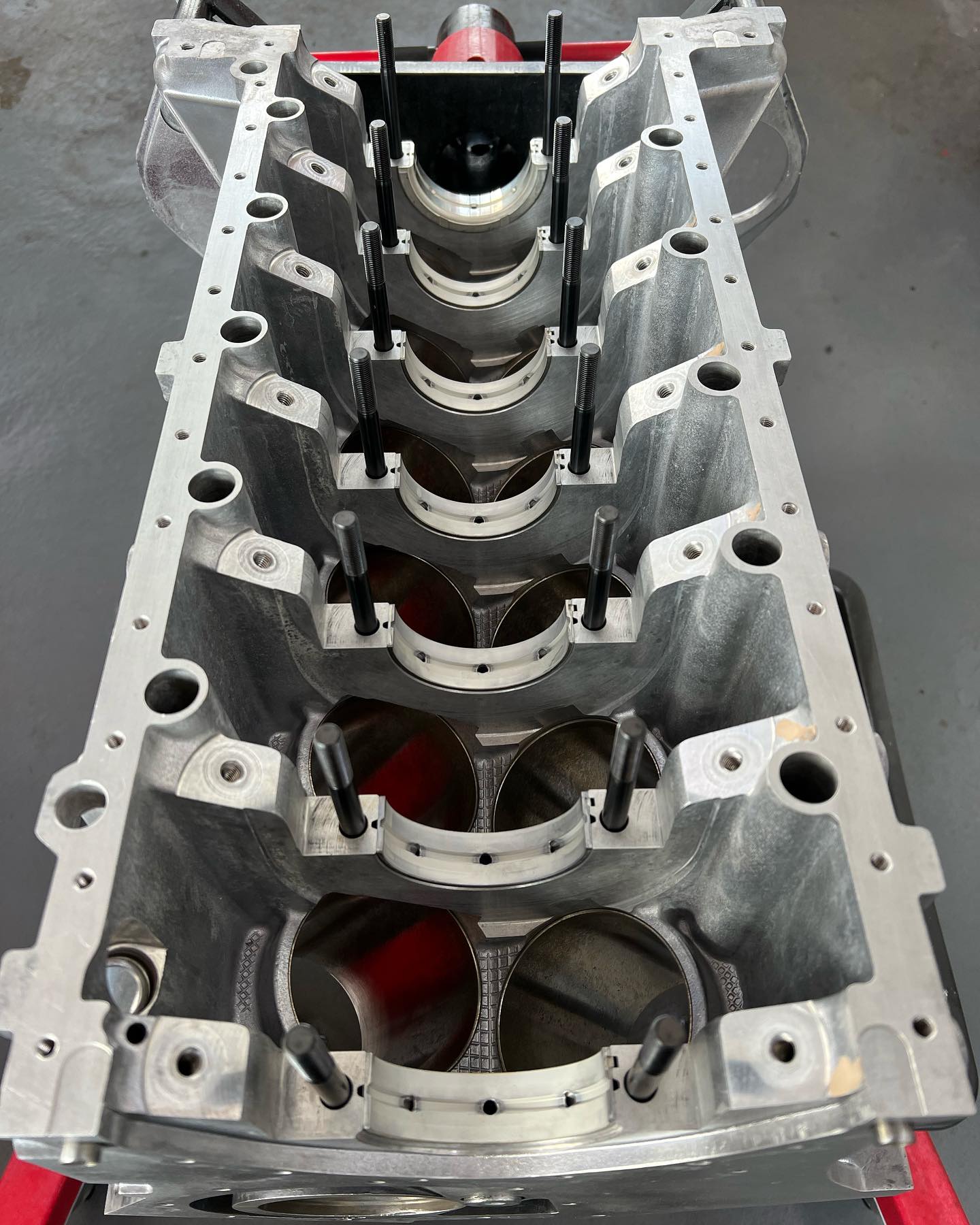 BMW V12-Motorblock mit Kurbelwelle und Stehbolzen beim Motoraufbau bei Unlimited Auto in Weiden